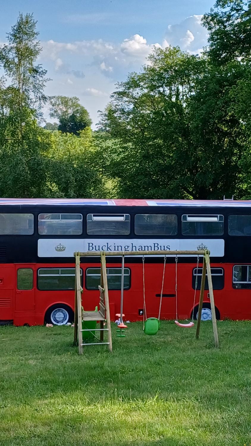 insolite bus anglais le Buckinghambus Bed and Breakfast in Normandy