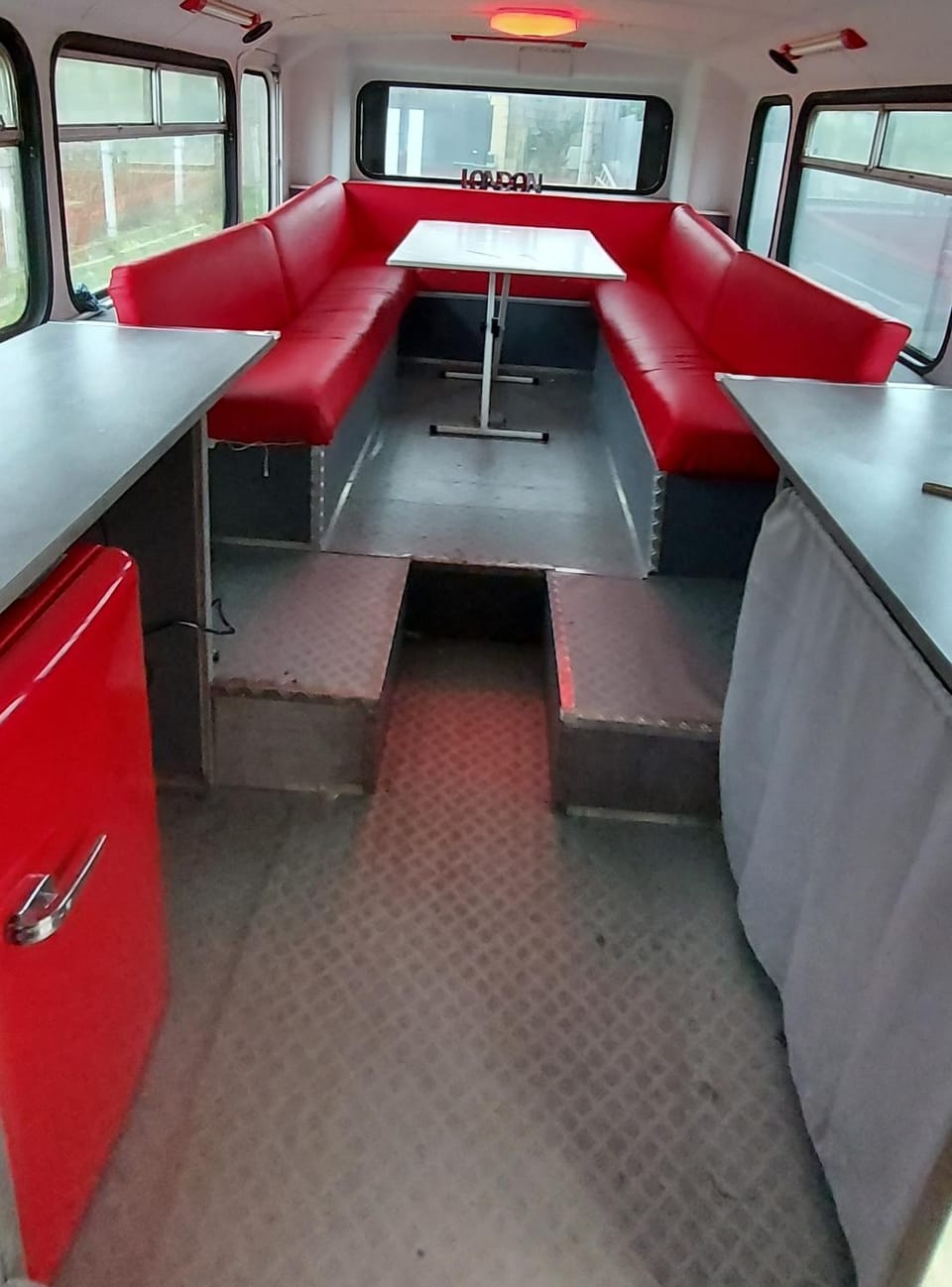 insolite bus anglais le Buckinghambus Bed and Breakfast in Normandy