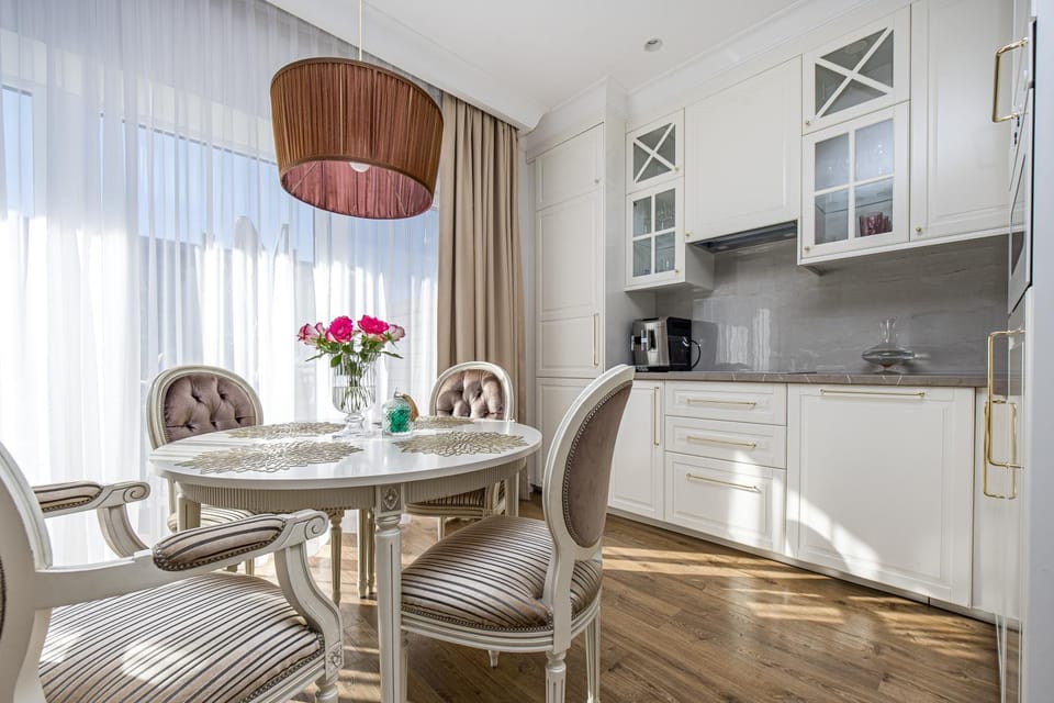 Kitchen or kitchenette, Dining area