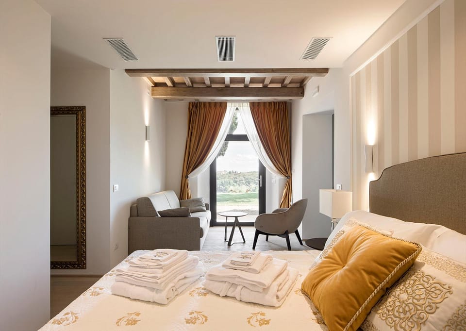 Living room, Bedroom, towels