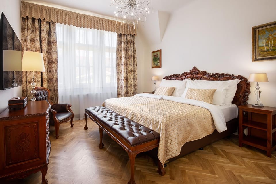 Bed, TV and multimedia, Seating area, Bedroom