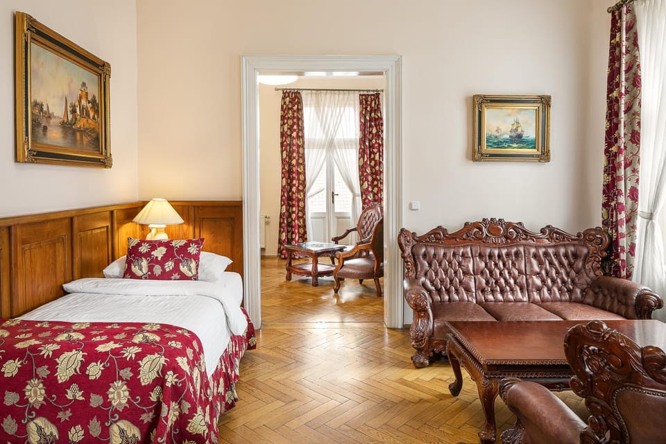 Bed, Living room, Photo of the whole room