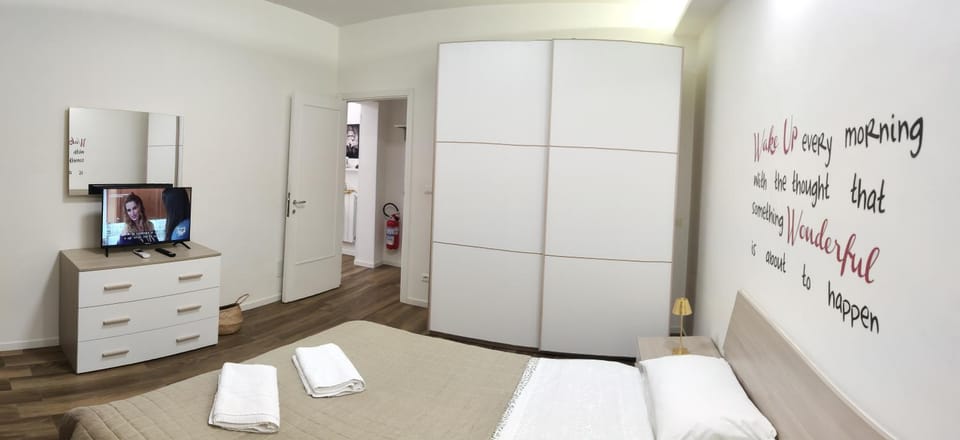 Bed, TV and multimedia, Photo of the whole room, Bedroom, towels, wardrobe