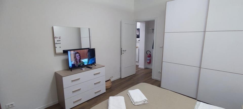 Bed, TV and multimedia, Photo of the whole room, Bedroom, towels, wardrobe