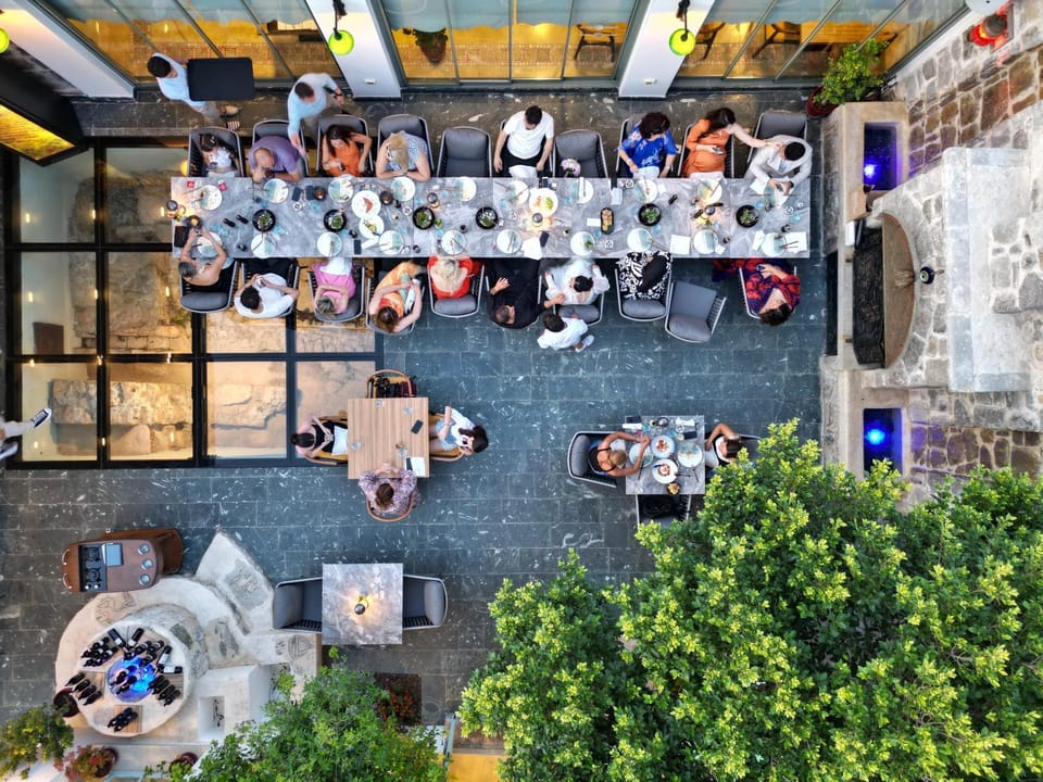 Restaurant/places to eat, Living room, Food and drinks, Banquet/Function facilities, Seating area, Food