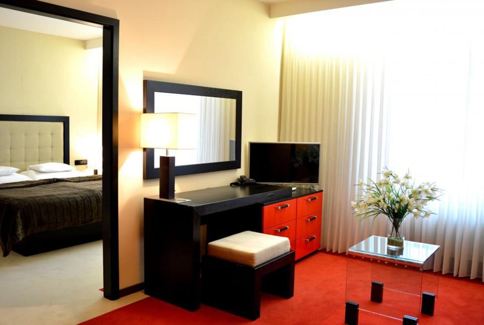 Bed, TV and multimedia, Bedroom