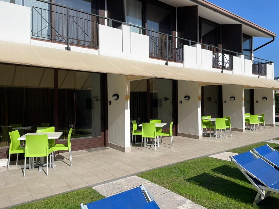Property building, Balcony/Terrace, sunbed