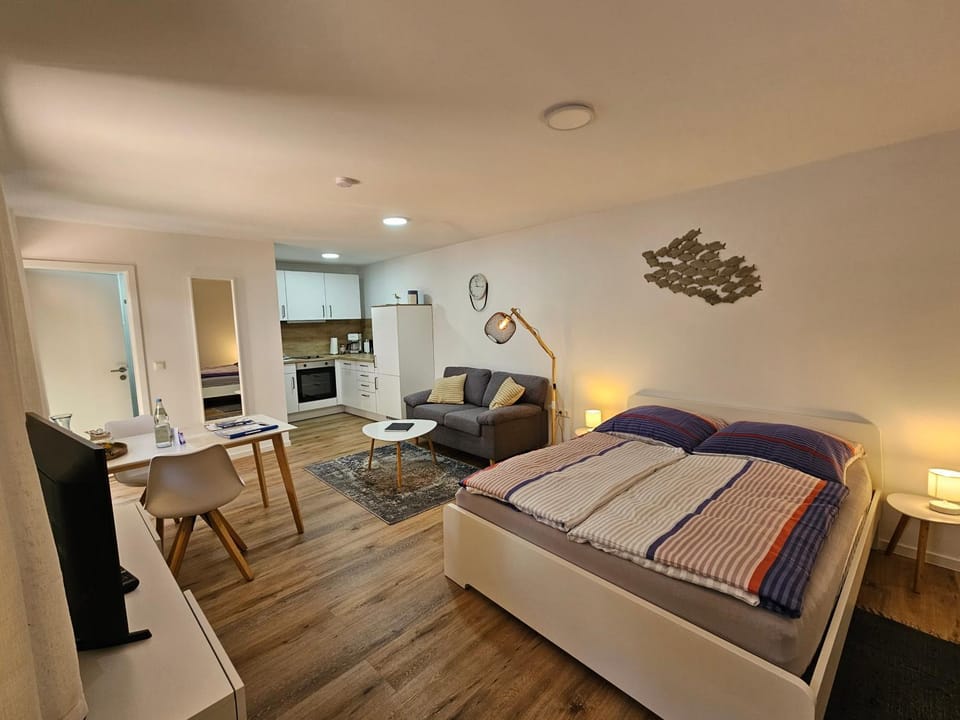 Bed, Kitchen or kitchenette, Seating area, Bedroom, kitchen