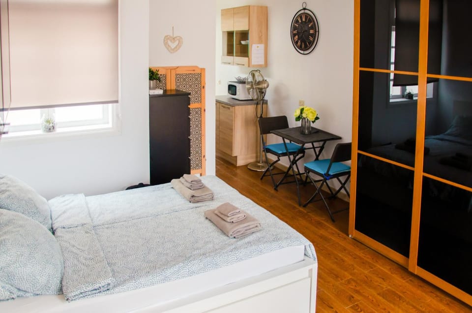 Bed, Living room