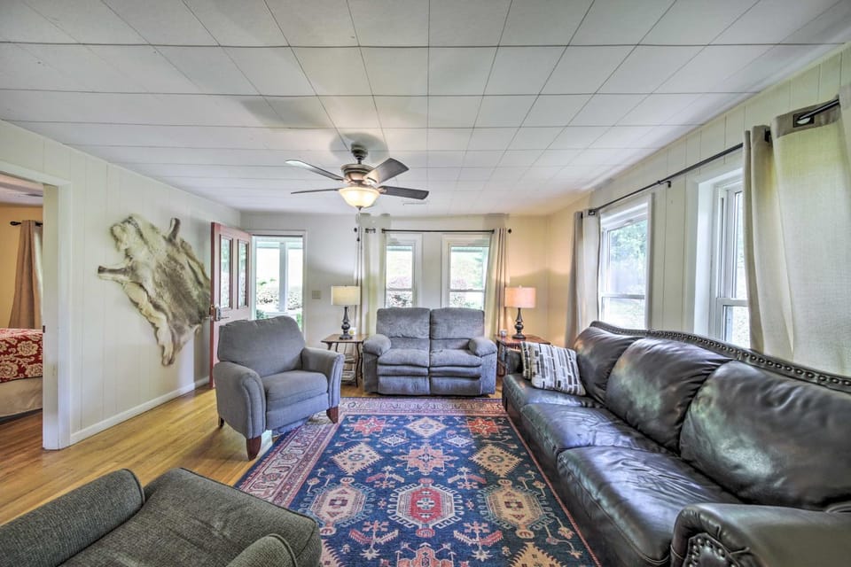 Pet-Friendly Waterfront Hayesville Cottage! House in Chatuge Lake