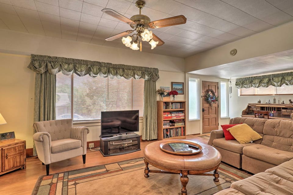 Lots of Parking & Only 2 Steps Into the Back Door! House in Bisbee