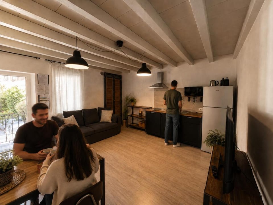 Coffee/tea facilities, Kitchen or kitchenette, Seating area, Dining area