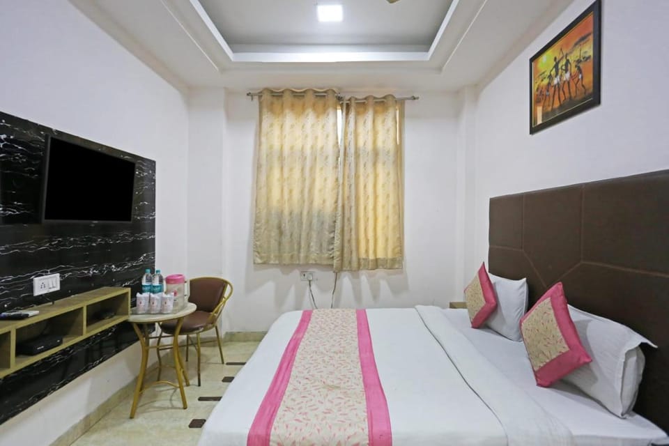 Communal lounge/ TV room, Bed, Bedroom