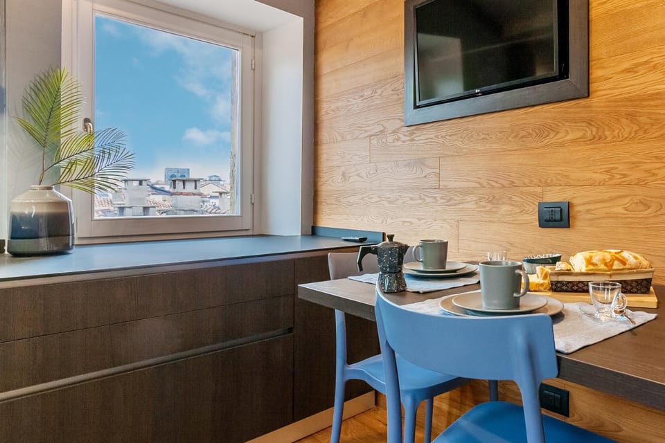 TV and multimedia, Coffee/tea facilities, View (from property/room), Kitchen or kitchenette, Seating area, Dining area, Food, City view