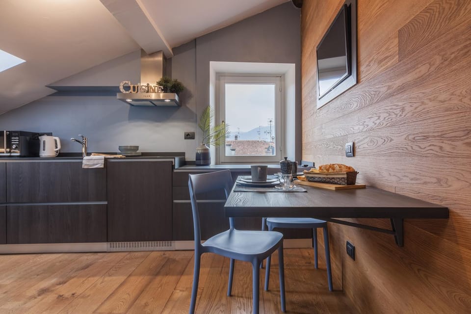 Bird's eye view, Coffee/tea facilities, Kitchen or kitchenette, Photo of the whole room, Dining area, City view, microwave, stove