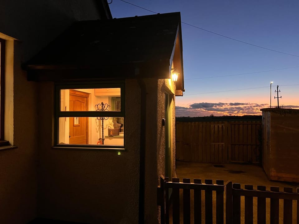 Ty Efail Cottage mountain views & secure garden House in Wales