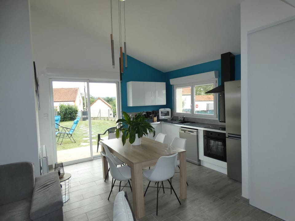 Kitchen or kitchenette, Dining area, oven, stove