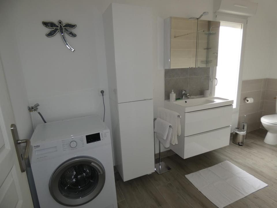 Shower, Toilet, Bathroom, towels, washing machine