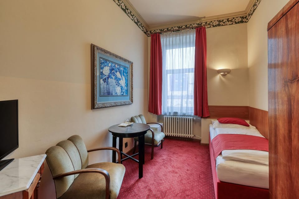 Bed, Seating area