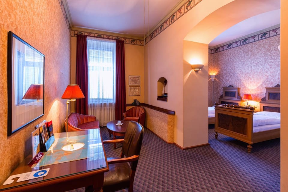 Photo of the whole room, Seating area