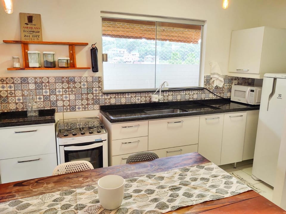 Kitchen or kitchenette, minibar, oven, stove