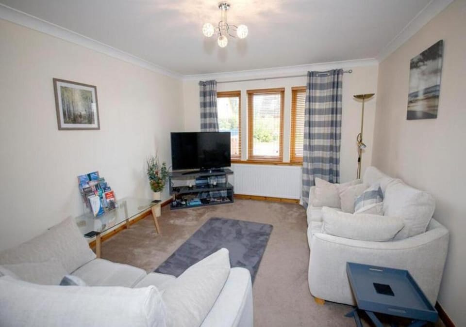 Communal lounge/ TV room, TV and multimedia, Living room, Seating area, Evening entertainment