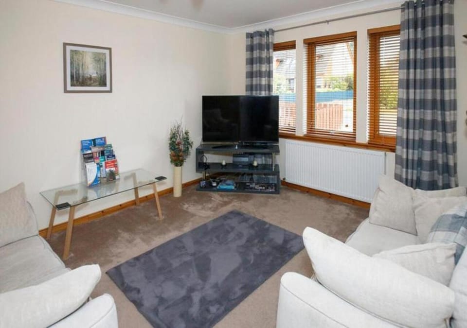 Communal lounge/ TV room, TV and multimedia, Living room, Seating area, Evening entertainment