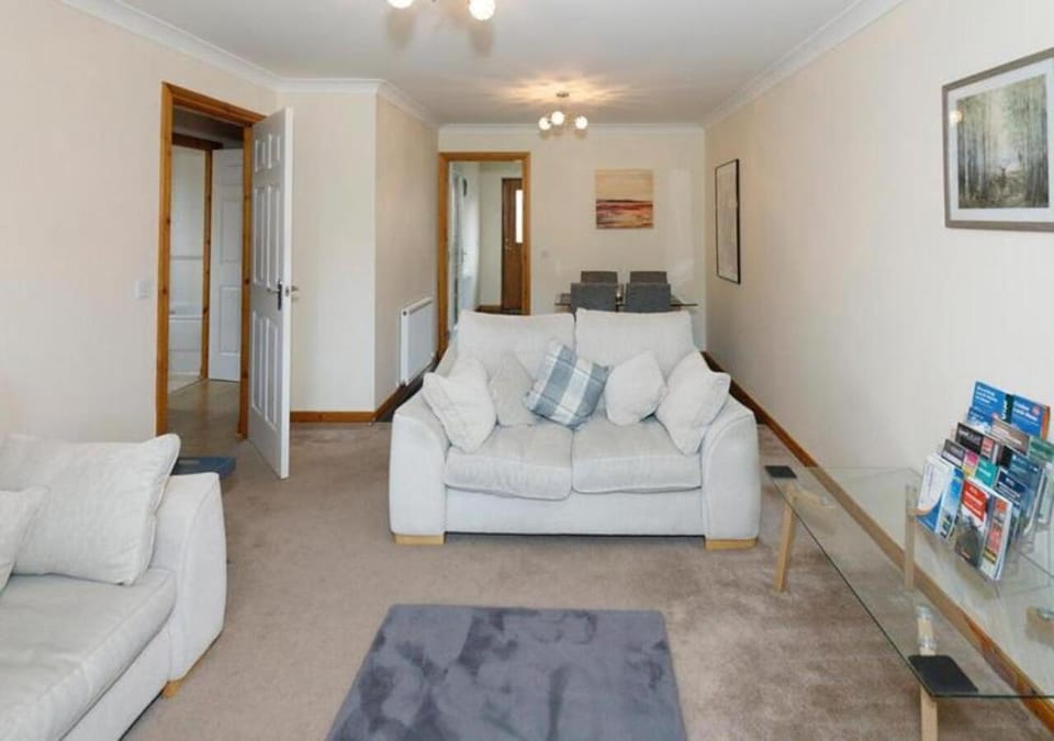 Communal lounge/ TV room, TV and multimedia, Living room, Seating area