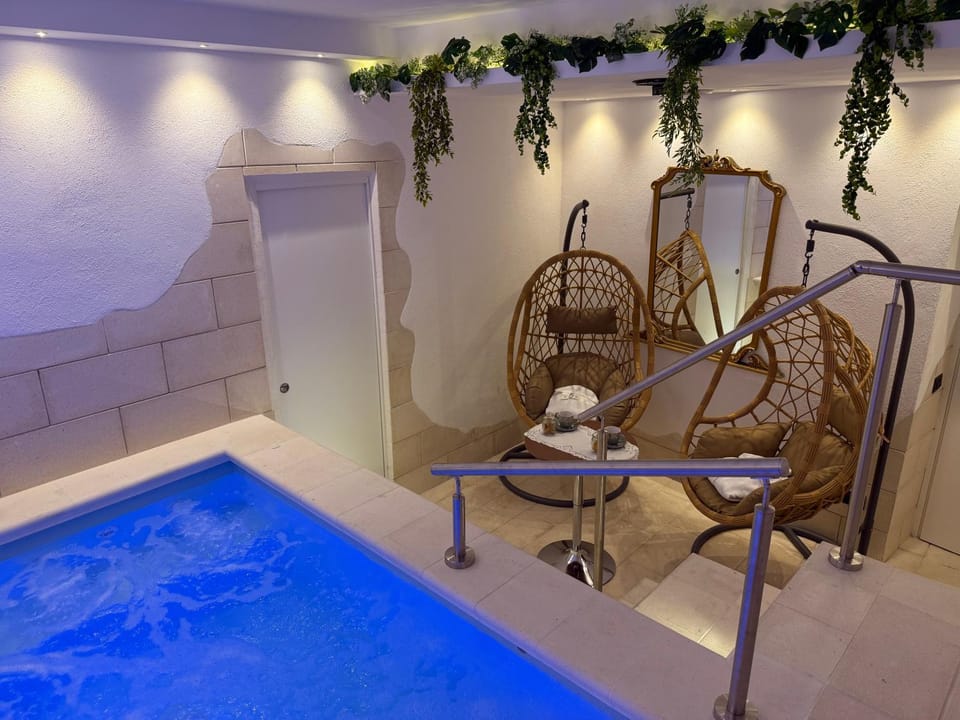 Hot Tub, Hot Tub, Decorative detail, Pool view, Swimming pool, heating, internet, sunbed, air conditioner