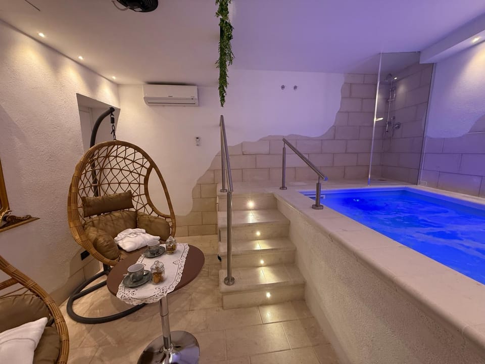 Hot Tub, Hot Tub, Decorative detail, Pool view, heating, heating, internet, air conditioner