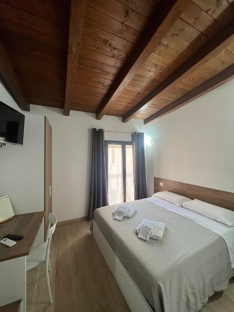 Bed, TV and multimedia, Photo of the whole room, Bedroom, towels