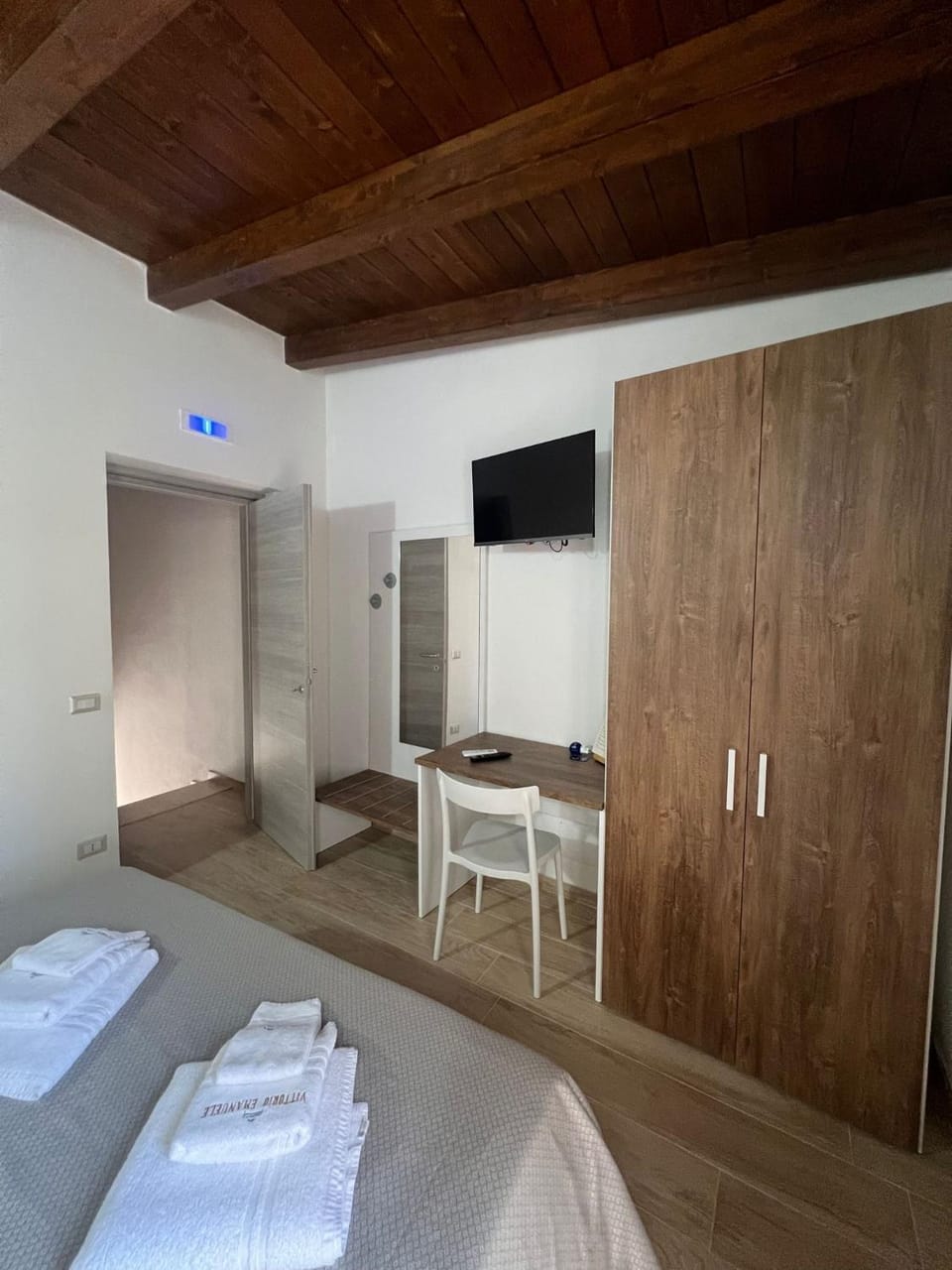 Communal lounge/ TV room, Bed, TV and multimedia, Photo of the whole room, Evening entertainment, Bedroom, hair dresser, wardrobe