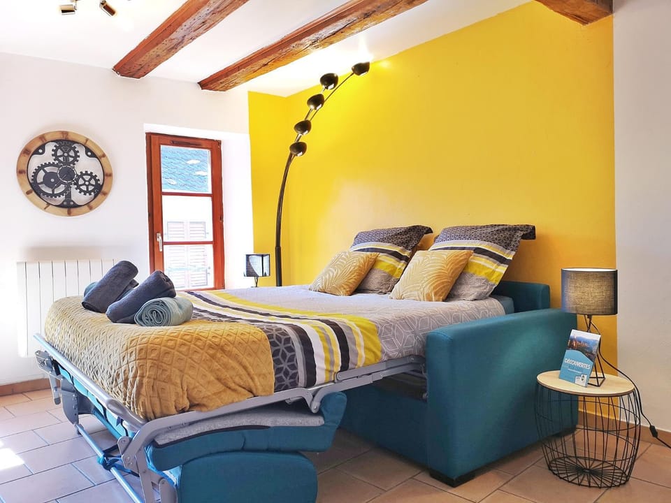 Bed, Living room