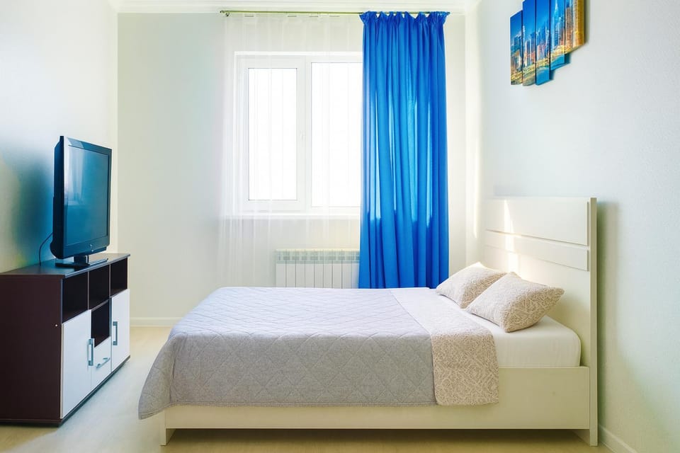 Bed, TV and multimedia, Bedroom