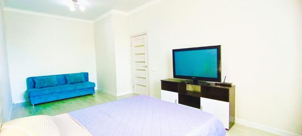 Bed, TV and multimedia, Seating area, Bedroom