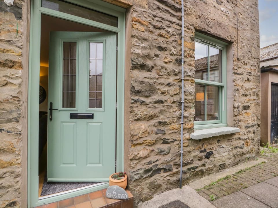 2 Kings Yard House in Main Street