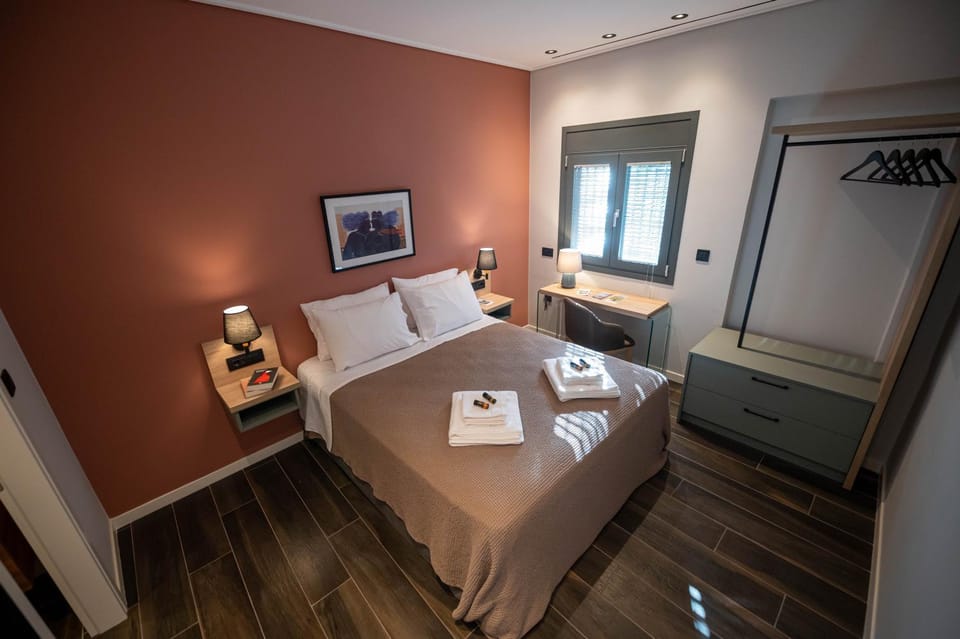 Shower, Toilet, Bed, Day, Bird's eye view, View (from property/room), Photo of the whole room, Decorative detail, Bedroom, On site, Pets, Guests, Area and facilities, Time of day, Location, children, young children, older children, group of guests, Family, furniture, hair dresser, locker, microwave, soundproof, towels, wardrobe, air conditioner