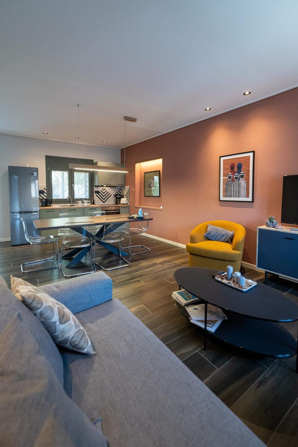 Property building, TV and multimedia, Living room, Decorative detail, Seating area, Guests, kitchen