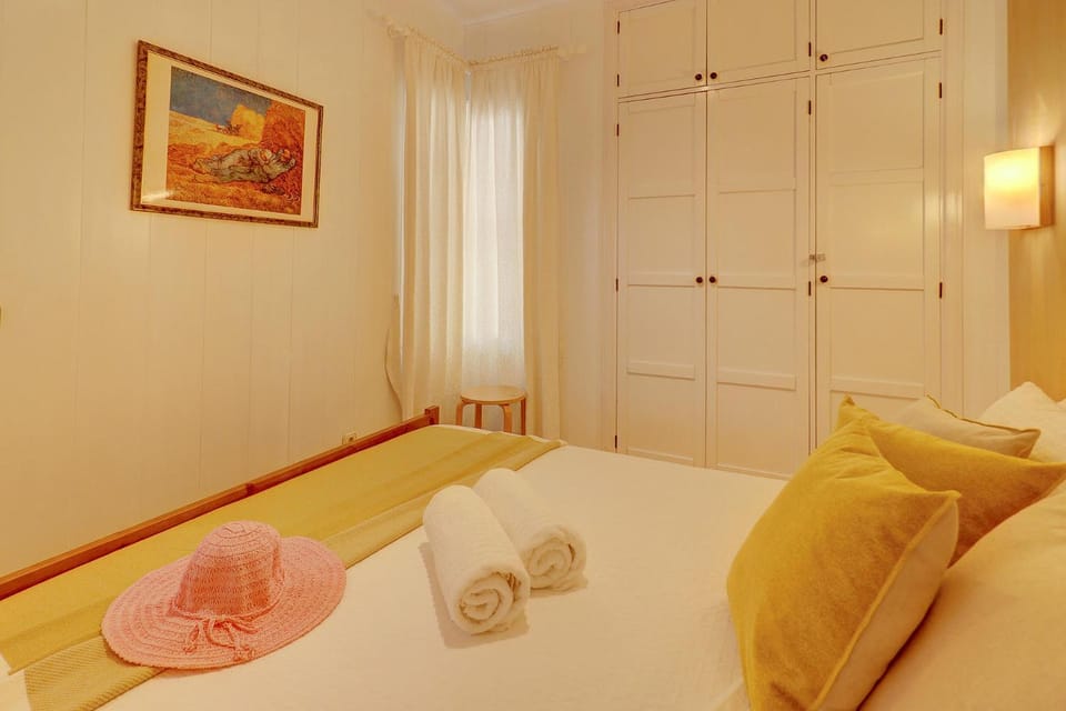 Photo of the whole room, Bedroom, wardrobe