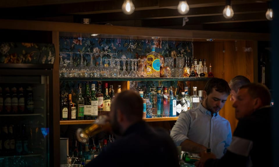 People, Lounge or bar, Food and drinks, Drinks, group of guests