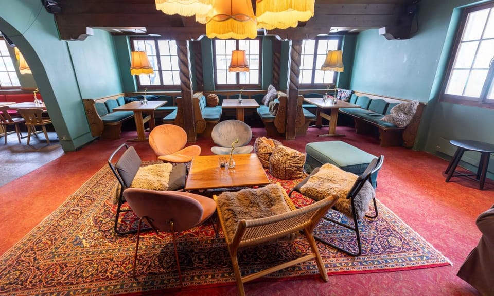 Restaurant/places to eat, Living room, Seating area