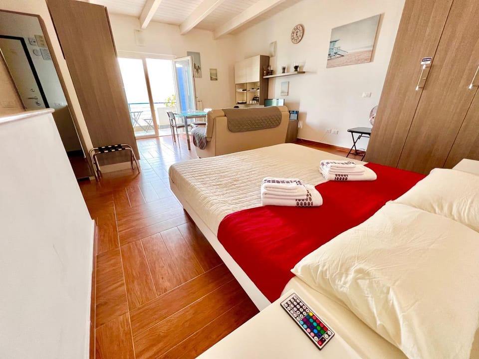 TRAMONTO Suite-Rome Airport FCO-Fronte mare Apartment in Lazio