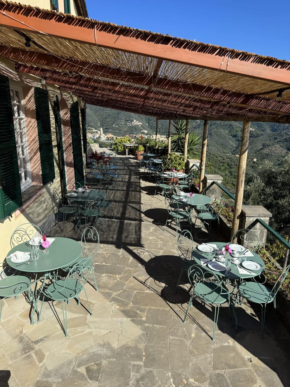 Property building, Restaurant/places to eat, Breakfast
