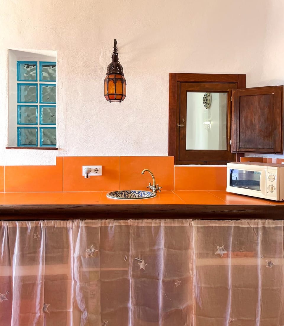 Kitchen or kitchenette, minibar, stove