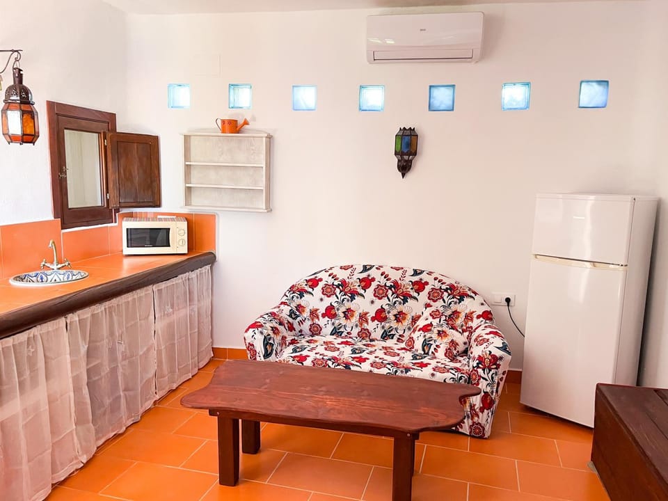 Kitchen or kitchenette, Living room, minibar, air conditioner