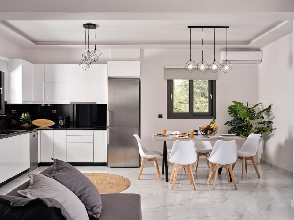 Dining area, kitchen