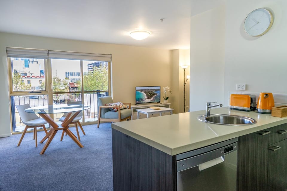 Spacious City Stay Near Lygon Street Dining Apartment in Melbourne