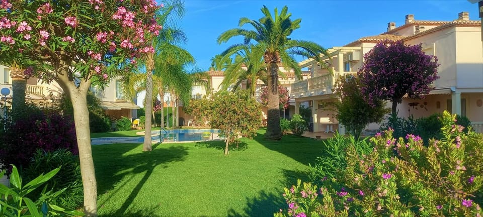 Property building, Garden, Swimming pool