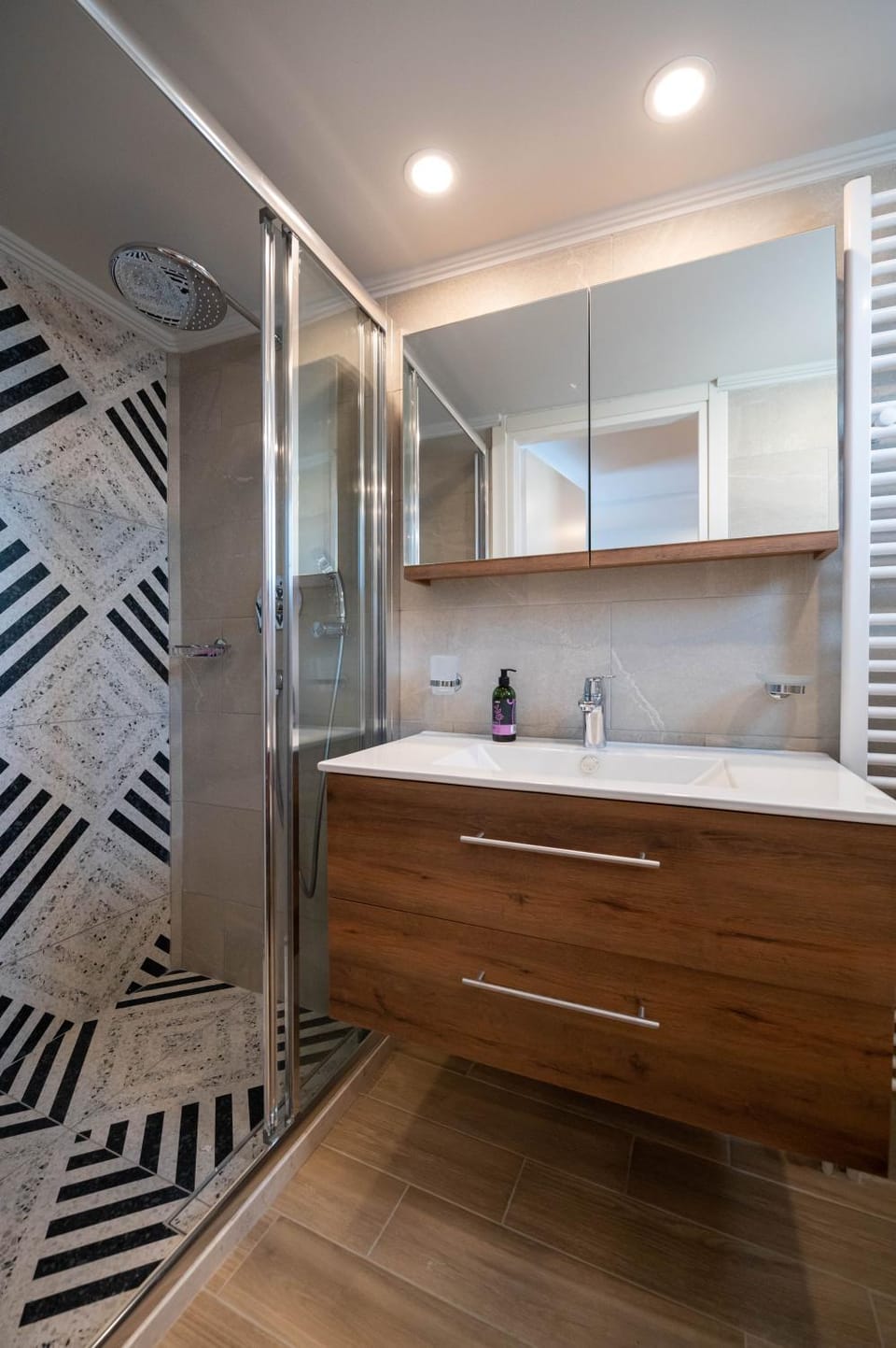 Shower, Toilet, Property building, People, Bathroom, On site, Guests, Area and facilities, Location, children, young children, older children, group of guests, Family, heating, locker, microwave, towels