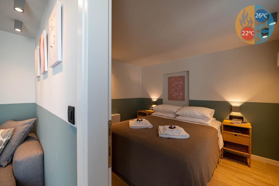 Property building, Bed, People, Living room, Photo of the whole room, Decorative detail, Seating area, Bedroom, On site, Pets, Guests, Area and facilities, Location, children, young children, older children, group of guests, Family, internet, towels, air conditioner